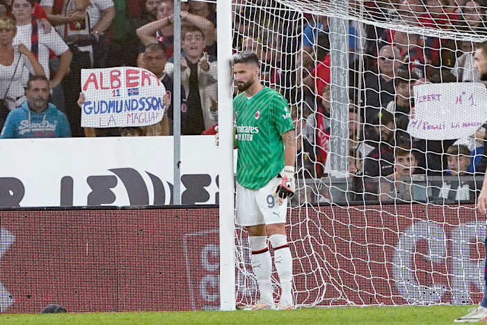 Olivier Giroud pictured wearing Mike Maignan's goalkeeper jersey during AC Milan's 1-0 win at Genoa in October 2023